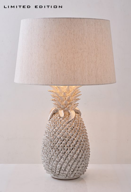 piment-rouge-custom-lighting-manufacturer-pineapple-light-on-lamp